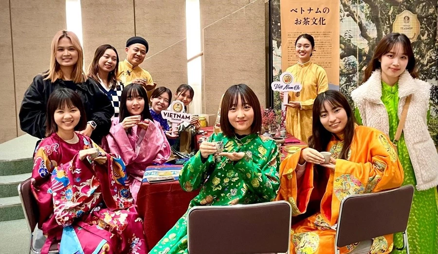 Các cô gái Nhật Bản vui vẻ khoác lên mình những bộ cổ phục Việt Nam thêu tay rực rỡ.