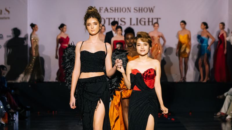 Nhà thiết kế Trần Phương Hoa mang hơn một tấn trang phục và thiết bị từ Việt Nam qua Úc làm show "Lotus Light" 