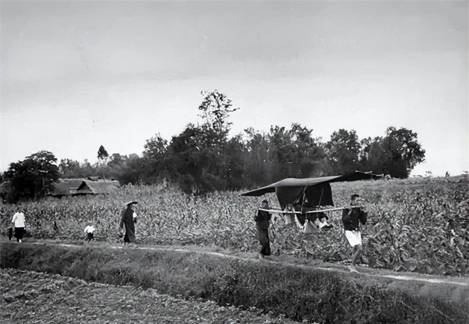  Năm 1941, chủ nhân của gia đình giàu này chưa có ô tô để di chuyển. Tuy nhiên, họ luôn đi lại bằng kiệu. Chiếc kiệu nhỏ này do hai người hầu trong gia đình khiêng. 