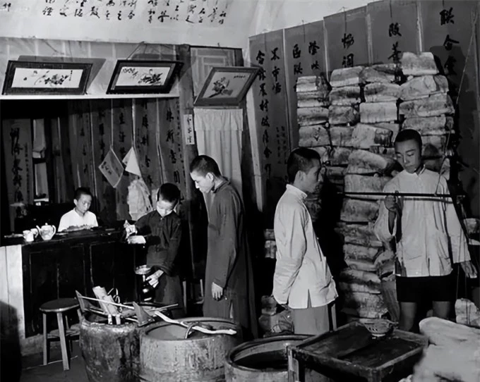  Trong ảnh làcửahàng do một gia đình giàu có điều hành. Dù ảnh chụp năm 1941, nhưng cửa hàng dường như được trang trí khá khang trang. 