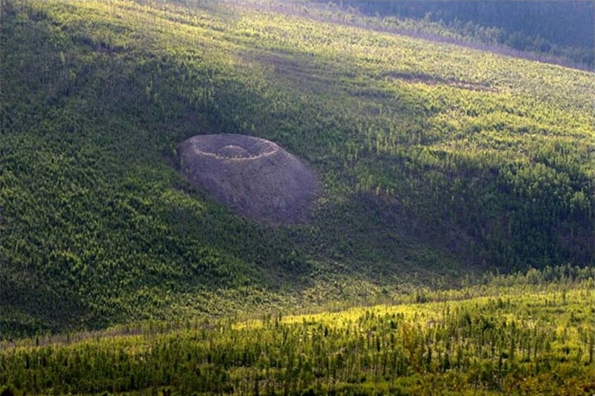 Miệng núi lửa Patomskiy: Kỳ quan thiên nhiên hay tàn tích của UFO cổ đại?- Ảnh 4.