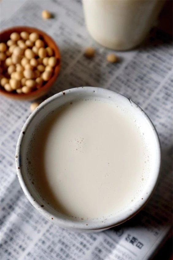 Sữa đậu nành là "thần dược" cho nữ giới nhưng tránh 4 cách uống sau kẻo hại thận, thiếu hụt canxi - Ảnh 2.