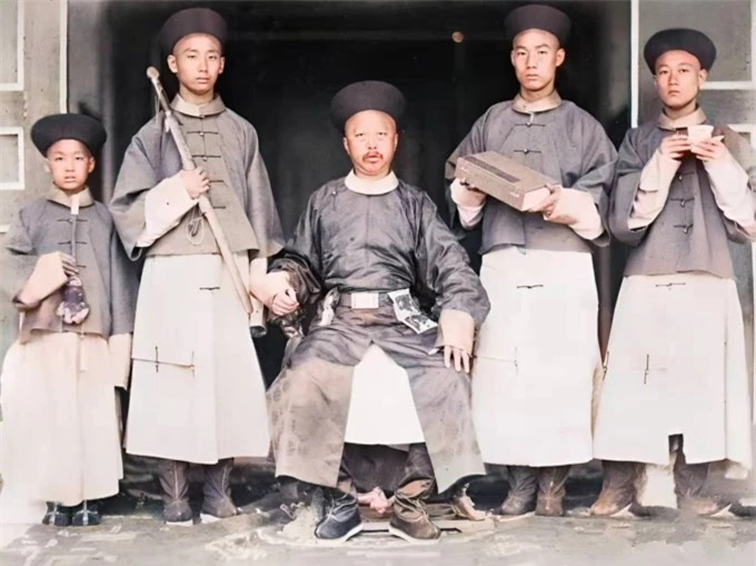 Nhiếp Chính vương Tải là con trai củaThuần Hiền Thân vương Dịch Hoàn (giữa).