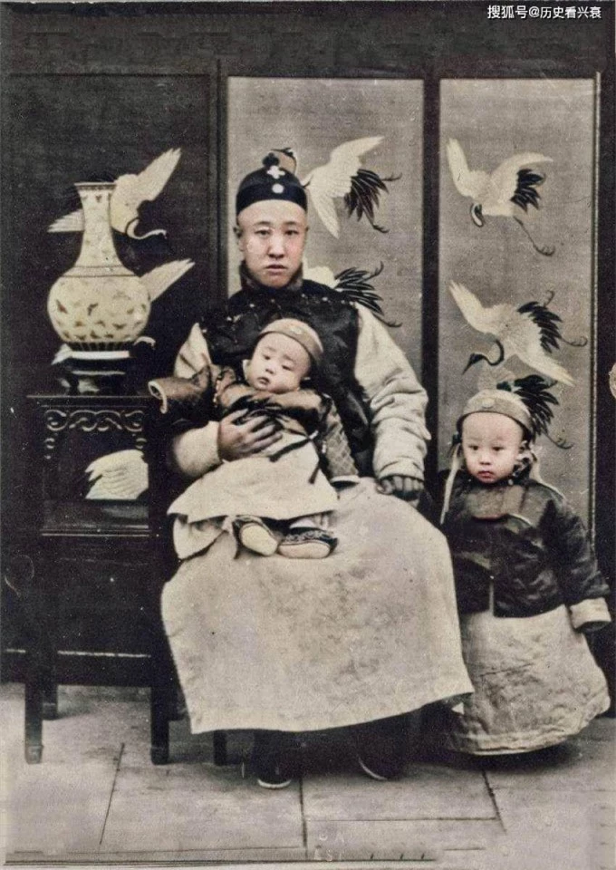 Nhiếp Chính vương Tải Phong và hai con trai là Phổ Nghi và Phổ Kiệt.