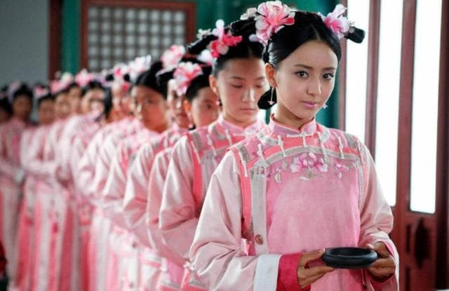 Mỗi sáng thức dậy, Hoàng đế 'rửa lỗ rồng như thế nào? Tại sao các cung nữ phải tranh giành nhau, thậm chí hối lộ để được rửa cho Hoàng đế?