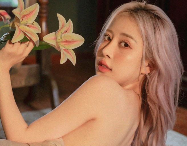 Được gọi là 'Tiểu Rosé', hot girl bất ngờ diện trang phục khoe hình thể đẹp mê hồn