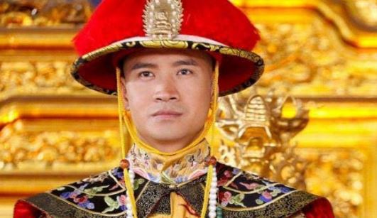 Long bào của hoàng đế xưa không được giặt bằng nước, nếu bị bẩn thì phải làm sao? Ai ngờ cách xử lý cực kỳ xa hoa