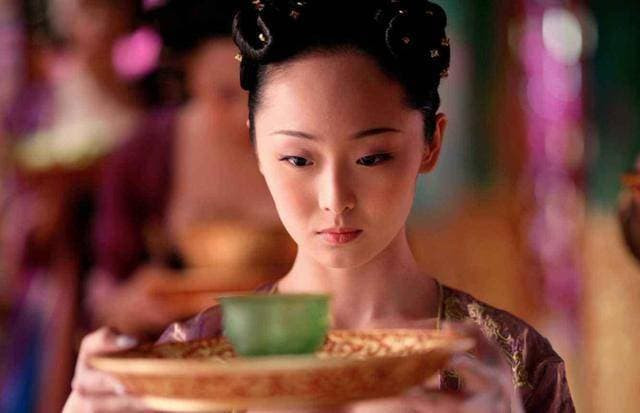 Cung nữ 13 tuổi bật cười khi thấy hoàng đế ngủ gật, không ngờ không bị chém đầu mà đêm đó còn được thị tẩm, một bước đổi đời