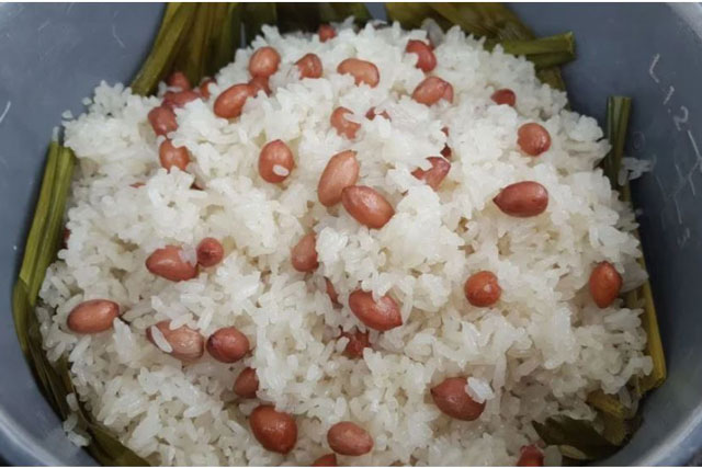 Mẹ đảm mách cách nấu xôi bằng nồi cơm điện nhanh mà vẫn dẻo, bóng mẩy như đồ chõ nhờ bí kíp này