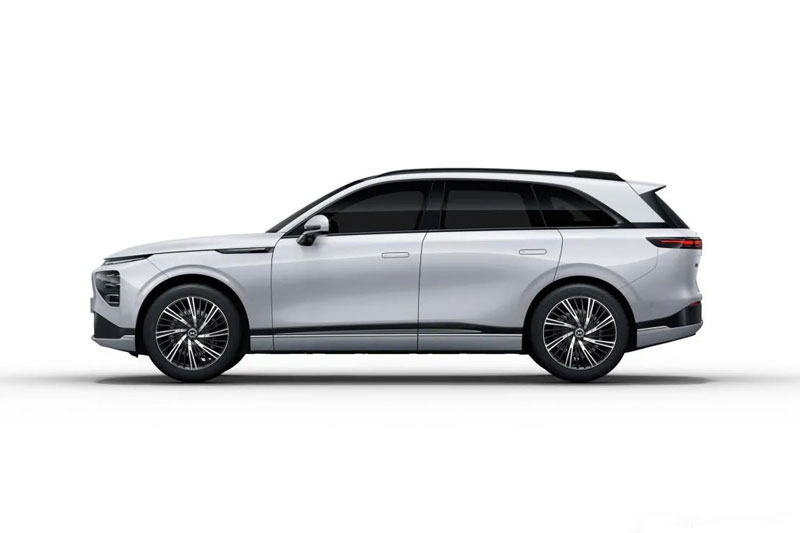 CLIP: Cận cảnh SUV dài gần 4,9 mét, công suất 543 mã lực, giá bán mới là điều đáng chú ý