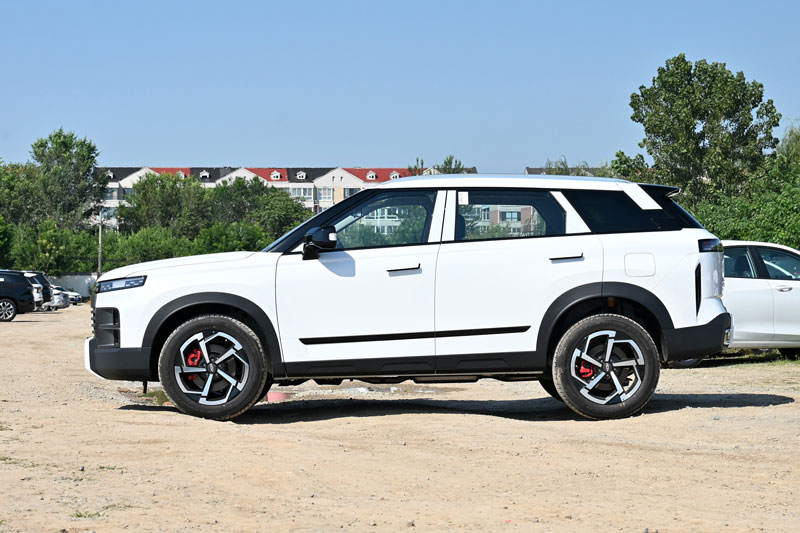 SUV địa hình sử dụng động cơ tăng áp, giá gần 400 triệu đồng, chờ ngày về Việt Nam