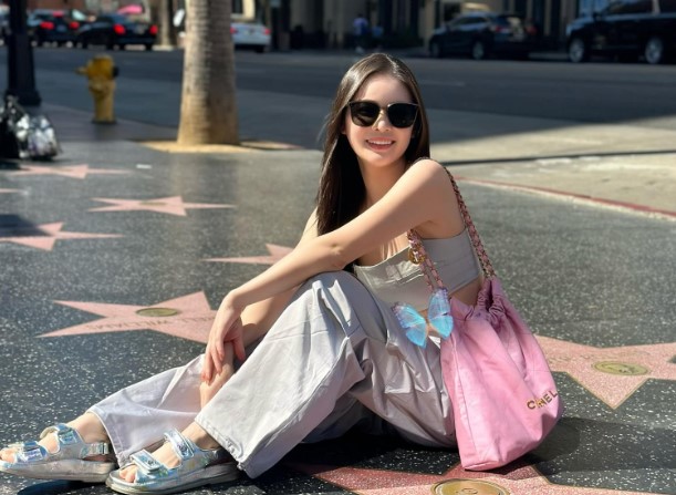 'Tiểu thư RMIT' gây sốt tại Đại lộ Danh vọng với kiểu áo tôn dáng gợi cảm