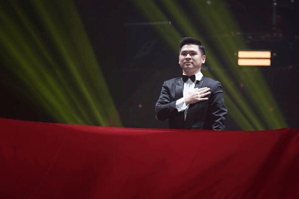 Phó Chủ tịch T&T Group vào vai nhạc trưởng trong tiết mục đặc biệt kỷ niệm 30 năm thành lập tập đoàn