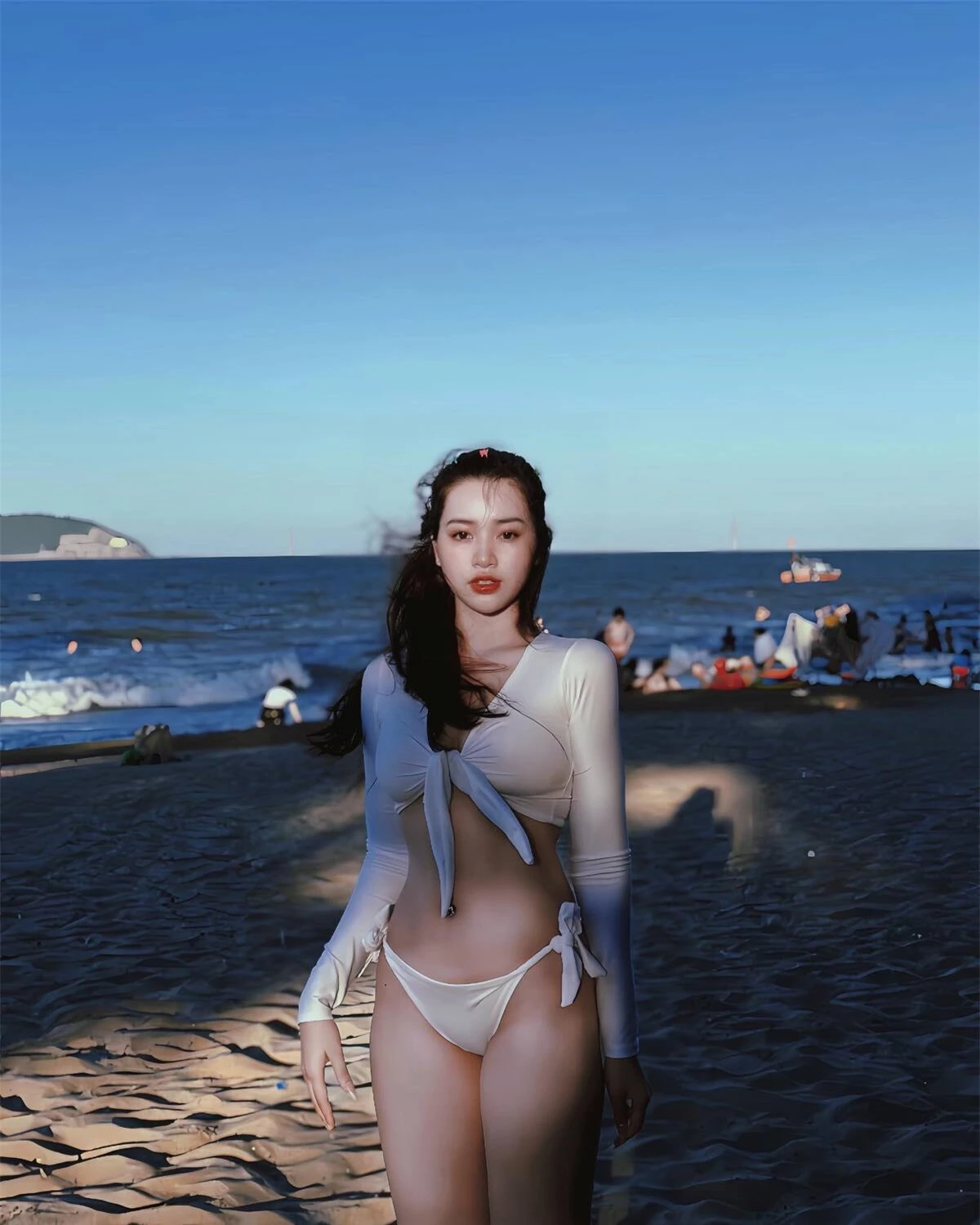Mới đây, cô nàng khoe bức ảnh diện bikini mỏng tang tắm biển khiến ai cũng mê mẩn.  
