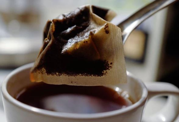 6 công dụng tuyệt vời của bã trà trong việc trồng rau