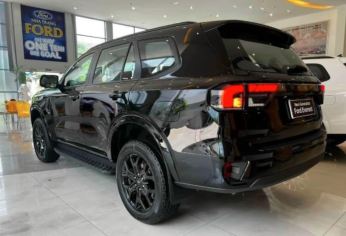 Ford Everest giảm giá khó tin tại đại lý, quyết đấu Toyota Fortuner và Hyundai Santa Fe