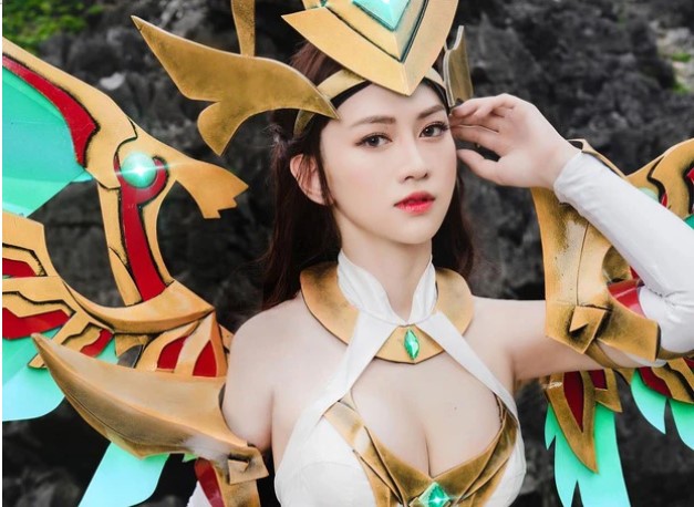 Trước khi trở thành nữ MC VTV 'vạn người mê', hot girl Lê Bống từng có những cosplay gợi cảm thế này đây