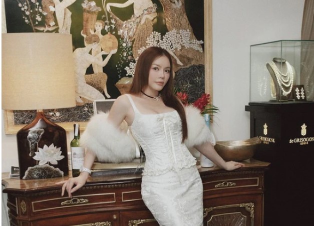 Lý Nhã Kỳ khoe số kim cương khủng trong nhà, cần 5 két sắt mới chứa hết