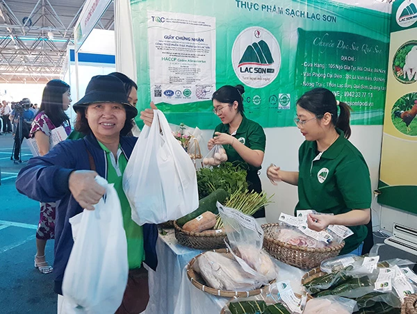 Đây là dịp để người tiêu dùng mua sắm cuối năm 2023 và chuẩn bị cho Tết Nguyên đán Giáp Thìn 2024.