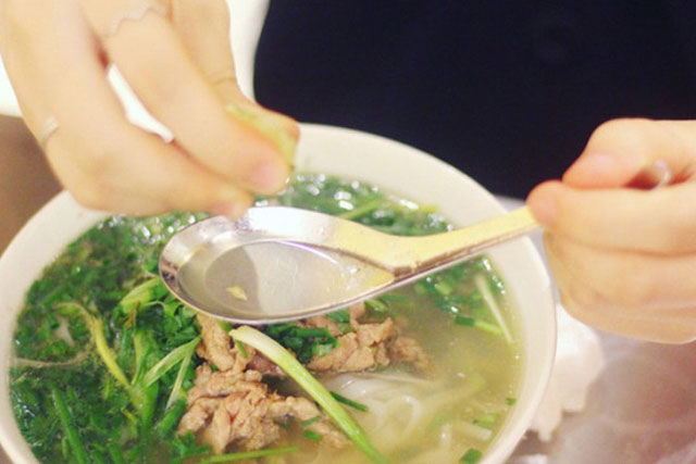 Có nên vắt chanh vào bát phở nóng hổi?