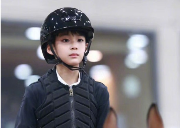 Con trai 'đệ nhất mỹ nhân cổ trang': 12 tuổi sở hữu vẻ ngoài chuẩn 'soái ca', đàn hát, cưỡi ngựa môn nào cũng giỏi