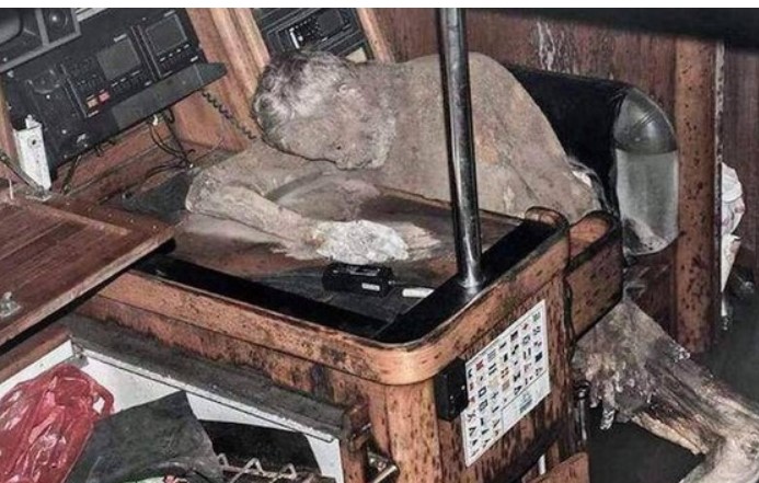 Bí ẩn 'xác ướp' nguyên vẹn của người đàn ông trên du thuyền trôi dạt ngoài biển với lời nhắn yêu thương gây xót xa