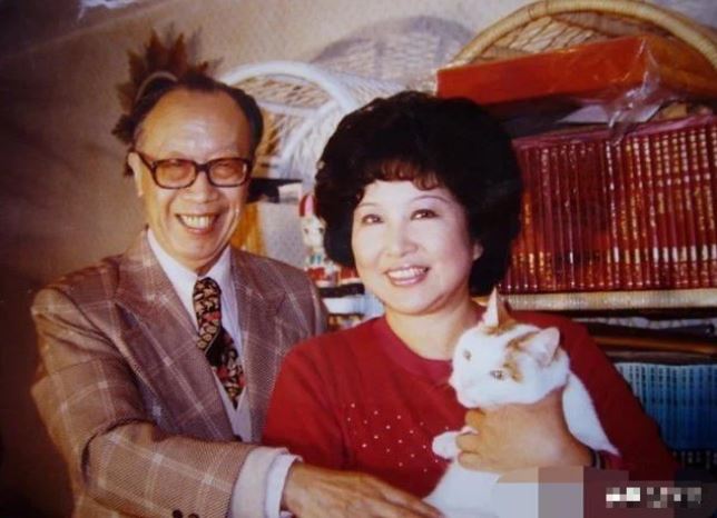 Hôn nhân hạnh phúc suốt nửa thế kỷ, vợ mất 1 năm, người đàn ông 72 tuổi miệt mài viết 90 bức thư tình cho mĩ nhân kém 28 tuổi, kết cục cuối cùng mới đáng nói!