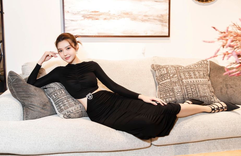 Nhan sắc xinh đẹp của 'mỹ nữ Vũng Tàu đi xe 70 tỷ'