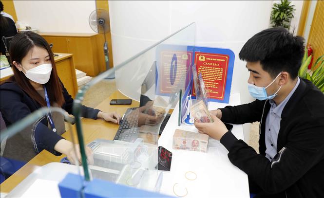 Nhiều ngân hàng tiếp tục hạ lãi suất tiết kiệm