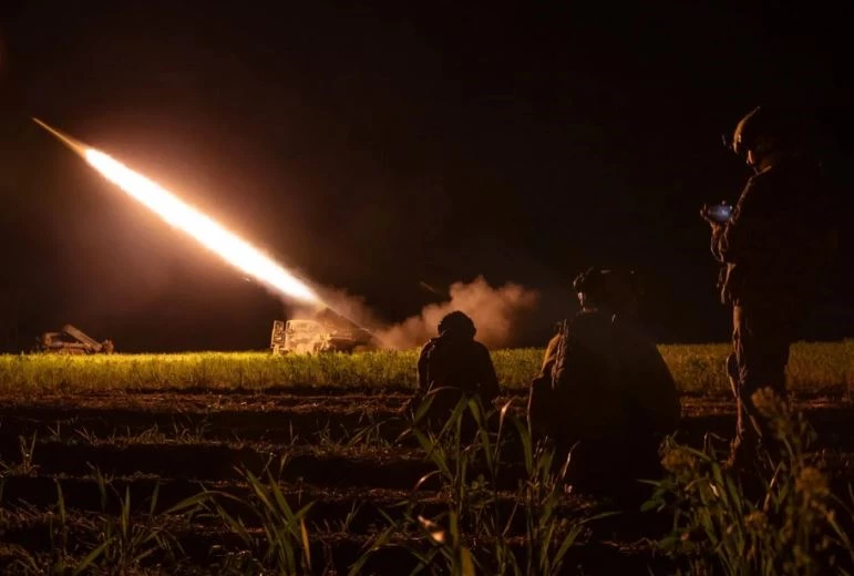 Hỏa lực Ukraine trong đêm. Ảnh: Nytimes.