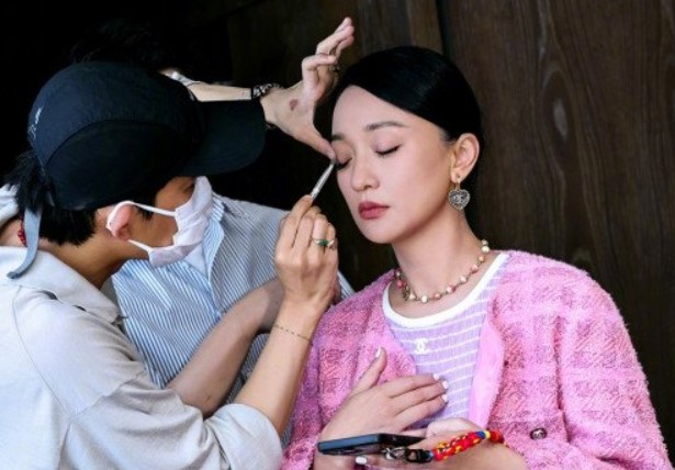 Soi cận nhan sắc 'đại minh tinh' tuổi 49, làn da không đẹp như mơ vì liên quan đến tuổi thơ