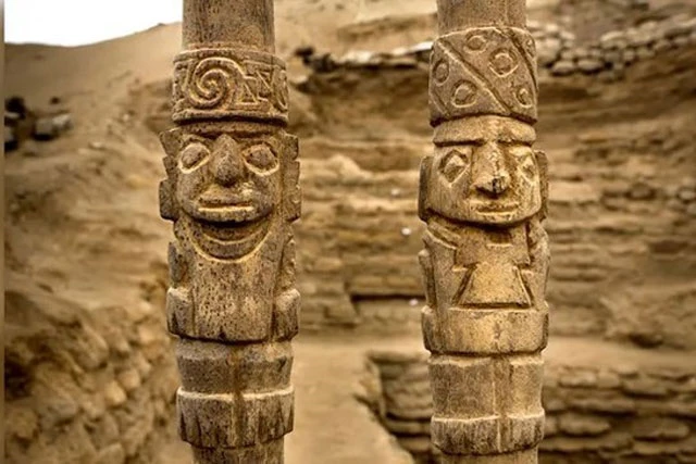 Hai cây trượng gỗ được tìm thấy gần nghĩa trang trong tàn tích của một khu định cư. Chúng có những hình chạm khắc mô tả những người đội mũ. (Ảnh: Juan Tió Idrogo)