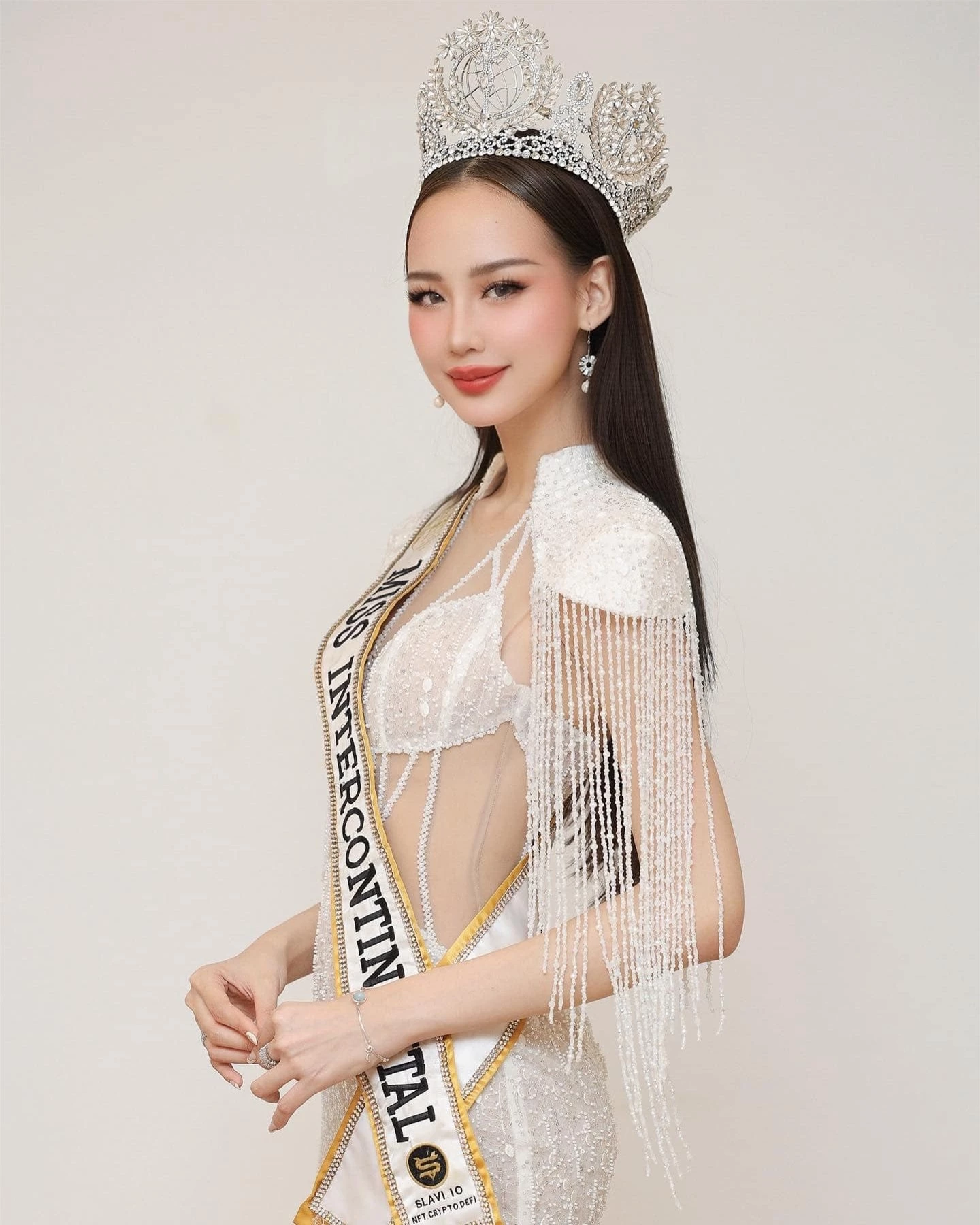 Bảo Ngọc mặc táo bạo khi sắp hết nhiệm kỳ Hoa hậu Liên lục địa ảnh 6