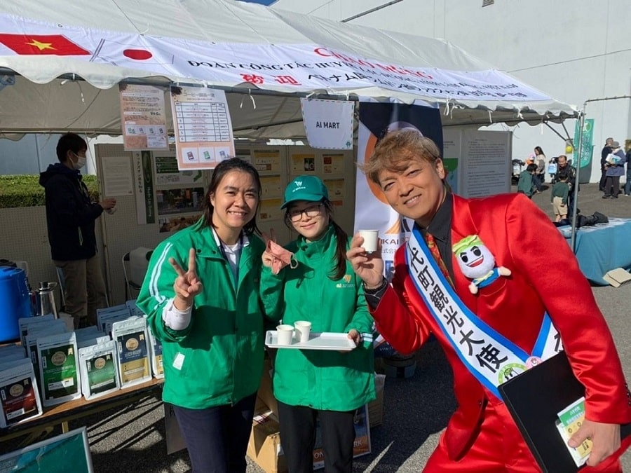 Người Nhật thích thú với cà phê sữa đá Việt Nam