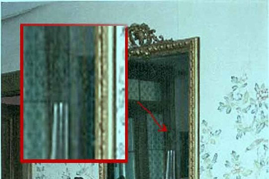 Kỳ bí chuyện chiếc gương 'ma ám' chứa linh hồn ba mẹ con bị mắc kẹt