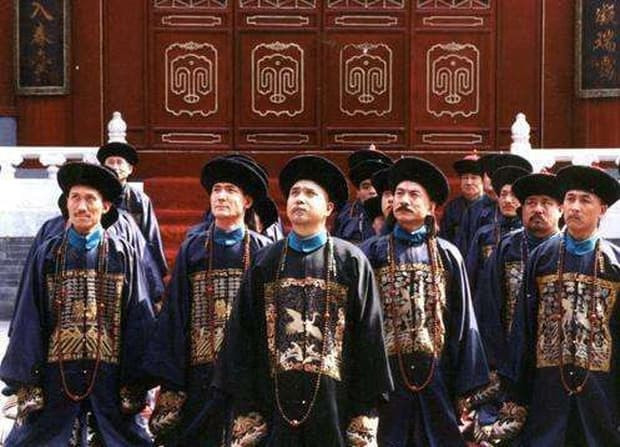Khi yết kiến vua, vì sao các quan đại thần triều Thanh thường phất hai ống tay áo? Hành động này không hề vô nghĩa, mà mang ý nghĩa cực sâu xa