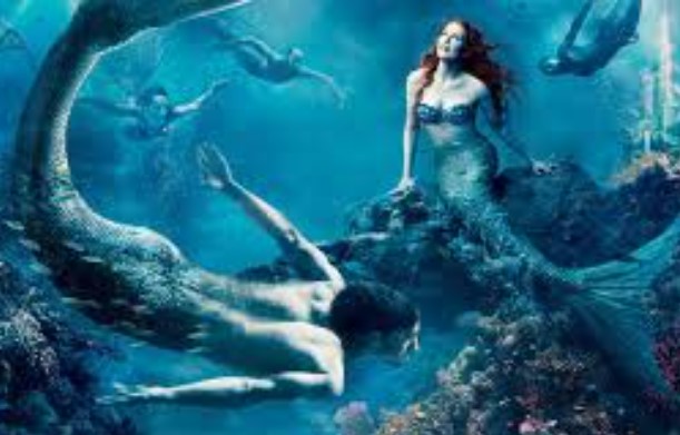 Gặp sự cố biểu diễn, 'nàng tiên cá' nhanh trí thoát chết trong gang tấc