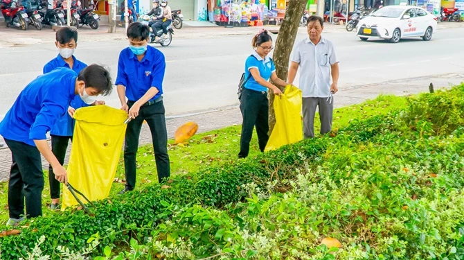 Đoàn viên thanh niên Cà Mau được huy động để dọn vệ sinh làm đẹp cảnh quan môi trường 