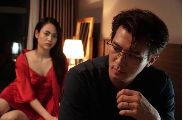 Đi công tác về lúc nửa đêm, nhìn chiếc váy đỏ vợ mặc trái khi đang ngủ khiến tôi tái mặt