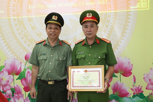 Chủ tịch tỉnh Vĩnh Long tặng bằng khen cho đại úy mất đôi chân khi truy bắt cát tặc 