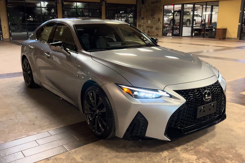 Lexus IS 2024.