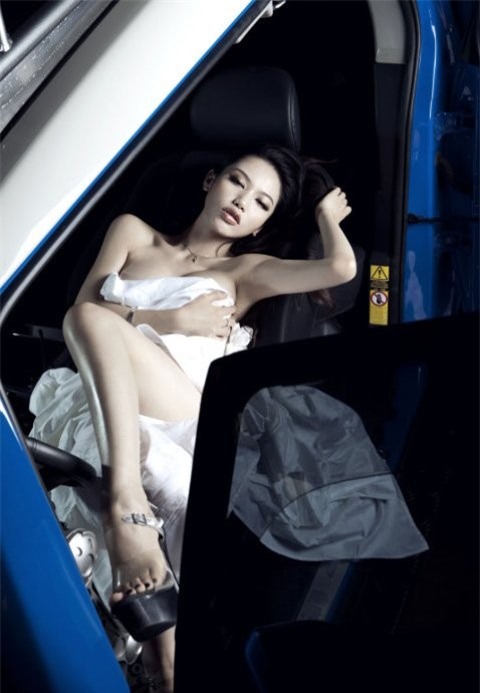 Ngắm 'cô nàng sửa xe' cực gợi cảm ảnh 10