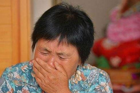 Lên chăm cháu vô tình nghe được con dâu nói chuyện với hàng xóm, tôi nuốt nước nước mắt vào trong: Làm mẹ chồng thật khó!