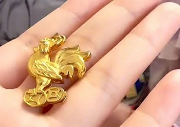 Con gái đi học về mang theo một mặt dây chuyền bằng vàng, mẹ vội truy nguồn gốc và cái kết gây choáng váng