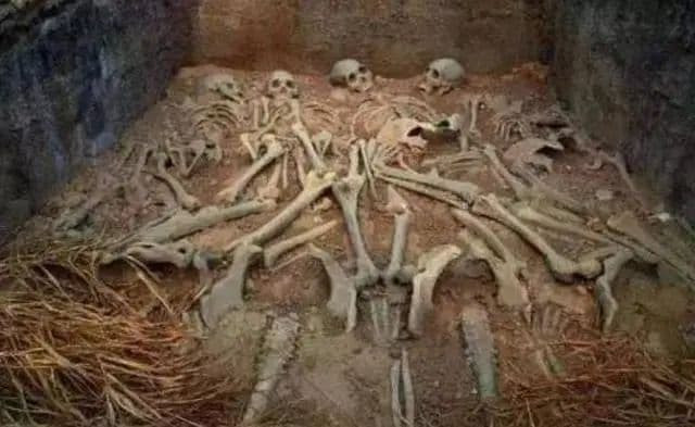 Sau khi hoàng đế băng hà, các phi tần và cung phi bị bắt phải chôn cất, tại sao hai chân của họ lại bị tách ra?