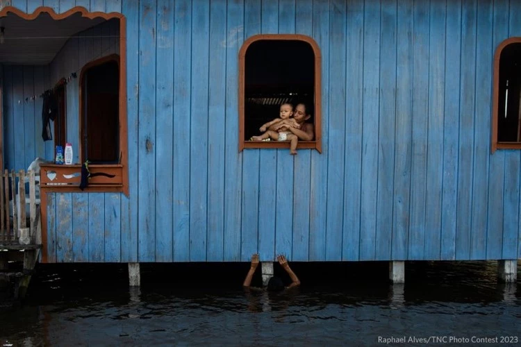 Raphael Alves chụp bức ảnh cho thấy những dòng sông đang dâng cao ở Anama, Brazil, đoạt giải ở hạng mục Khí hậu.