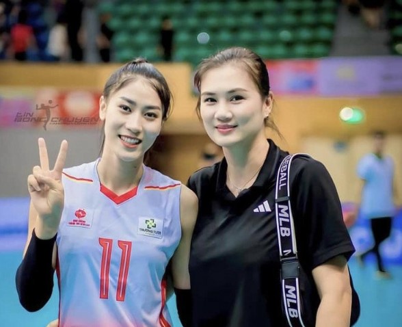 2 th&#x1EBF; h&#x1EC7; Hoa kh&#xF4;i b&#xF3;ng chuy&#x1EC1;n VTV Cup chung khung h&#xEC;nh, Kim Hu&#x1EC7; phong &#x111;&#x1ED9;, Ki&#x1EC1;u Trinh g&#xE2;y ti&#x1EBF;c nu&#x1ED1;i