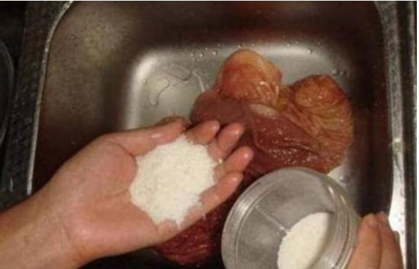 Đừng dùng muối kết hợp bột mì để rửa dạ dày heo, hãy dùng thứ này để rửa, rất nhanh lại sạch sẽ