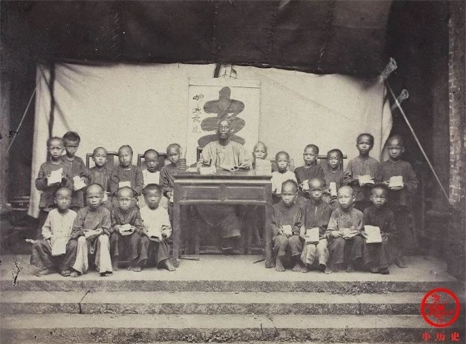  Bức ảnh chụp một trường tư thục tại Quảng Châu năm 1863. Lớp học này gồm những đứa trẻ khoảng 5, 6 tuổi. Chúng được học chữ, luyện viết và học các cuốn sách cổ về nhân, lễ, nghĩa, hiếu như Tam tự kinh, Bách gia tính... 