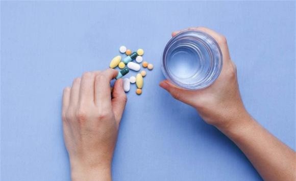 tay-trang (1).jpeg 2 quần áo ố vàng, giặt sạch, vết ố vàng, mẹo hay